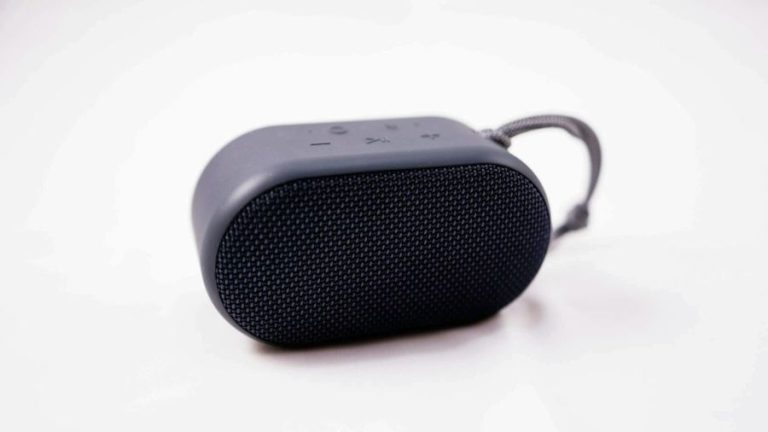 caixa de som bluetooth com alça em fundo branco