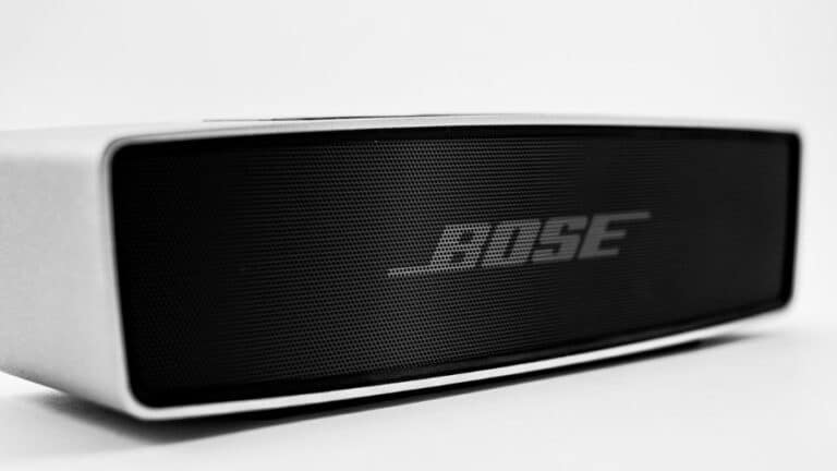 caixa de som bluetooth da marca Bose de formato retangular e cor branca