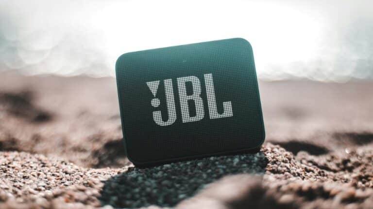 caixa de som bluetooth da JBL na areia da praia