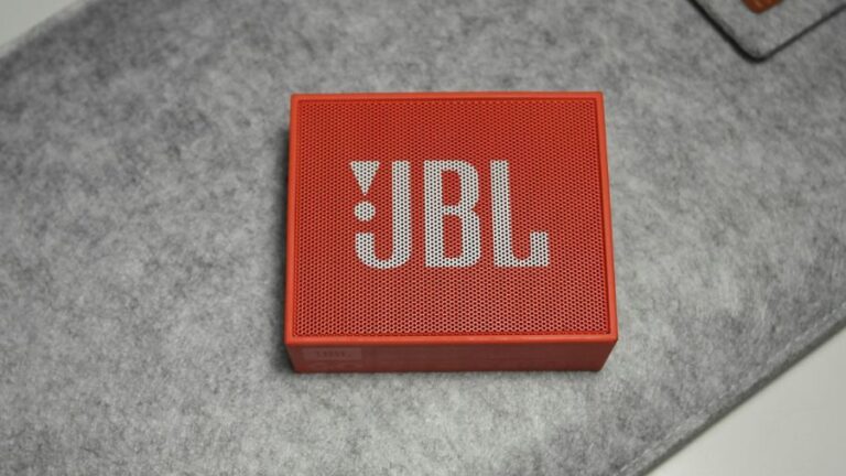 caixa der som bluetooth da JBL pequena na cor vermelha