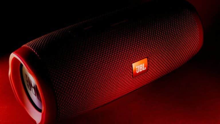 caixa de som portátil jbl bonita na cor vermelha