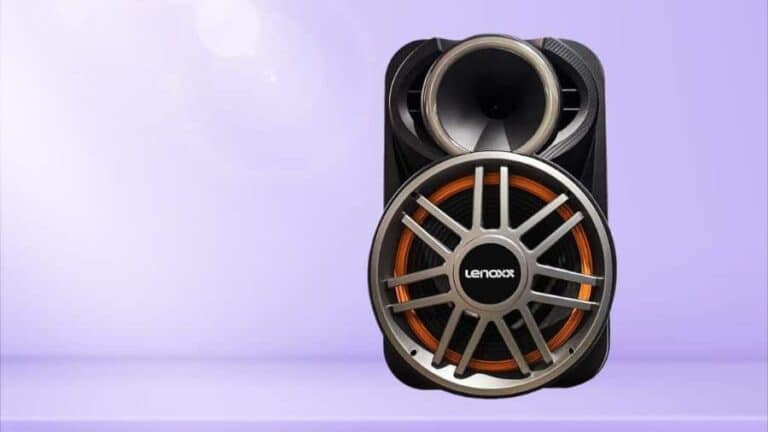 Caixa de som Bluetooth da marca Lenoxx vista de frente com fundo roxo, usada como imagem destacada do artigo