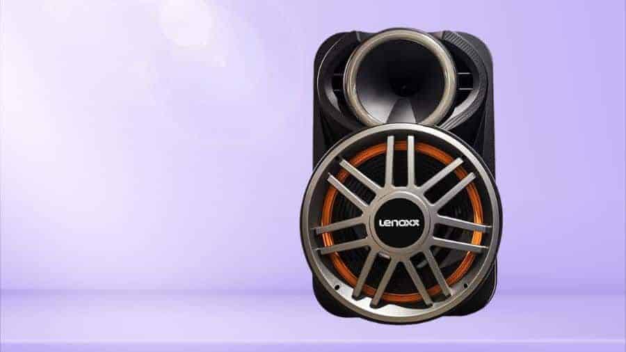 Caixa de som Bluetooth da marca Lenoxx vista de frente com fundo roxo, usada como imagem destacada do artigo