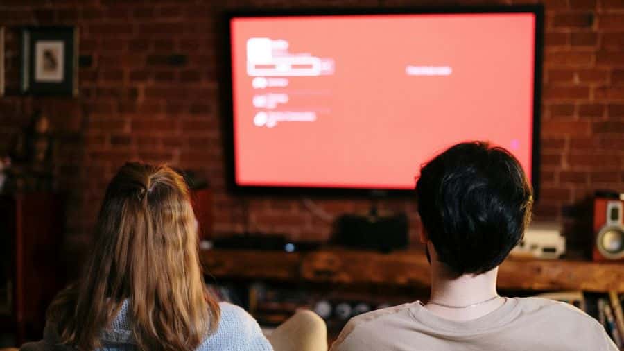 casal configurando Smart TV para assistir séries juntos