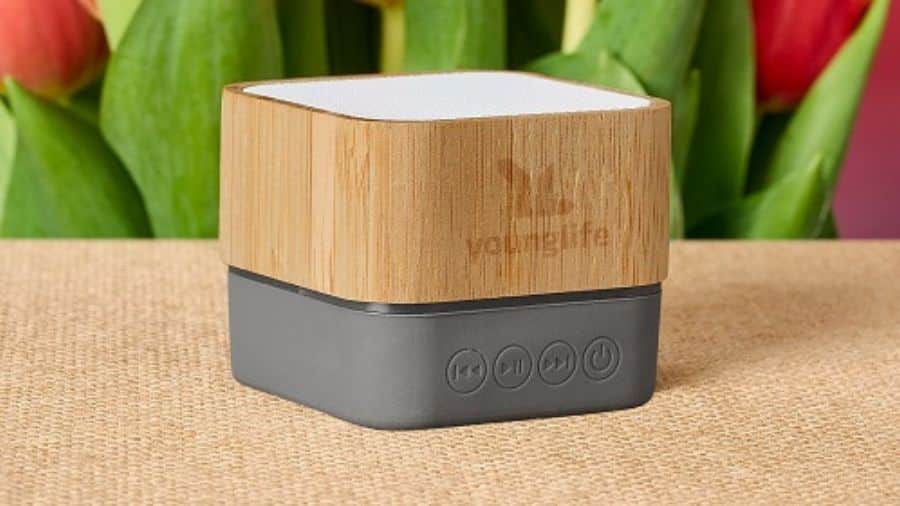 caixa de som bluetooth feita de bambu e alumínio reciclado