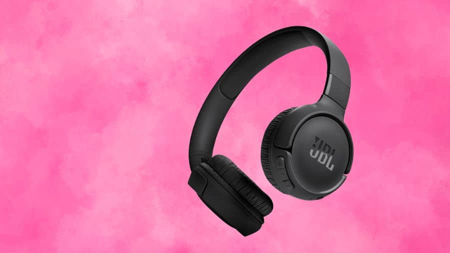 Fone de ouvido Bluetooth JBL do tipo headphone na cor preta sobre fundo rosa, usada como imagem destacada do artigo