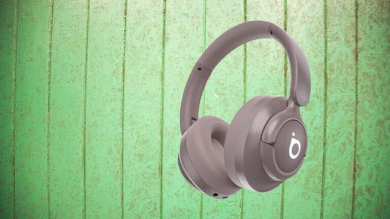 Fone Basike Bluetooth modelo over-ear na cor marrom sobre fundo azul, usada como imagem destacada do artigo